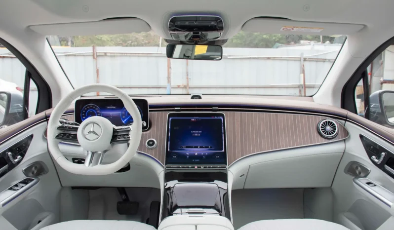 
								Mercedes-Benz EQE SUV full									